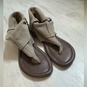 B.P Grey Suede Gladiator Sandals Size 5